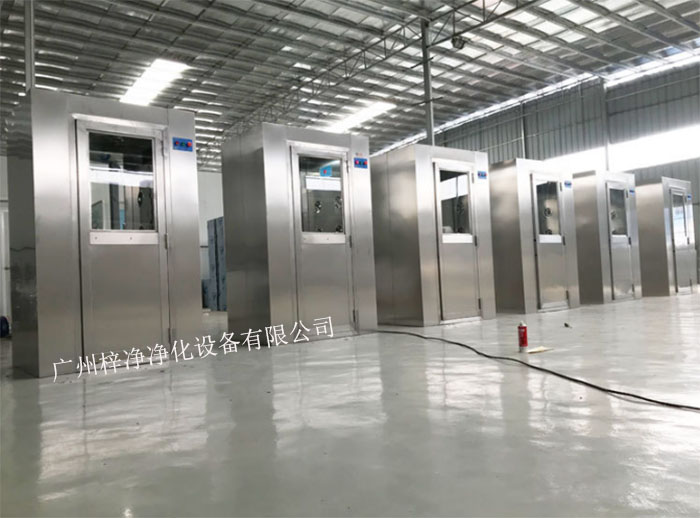 風淋室又可起到氣閘的作用，阻止未凈化的空氣進入潔凈區域。