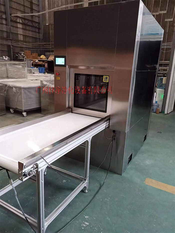 輸送帶傳遞窗還可吹淋被傳遞物品的表面，防止物品可能攜帶塵埃進入潔凈室。