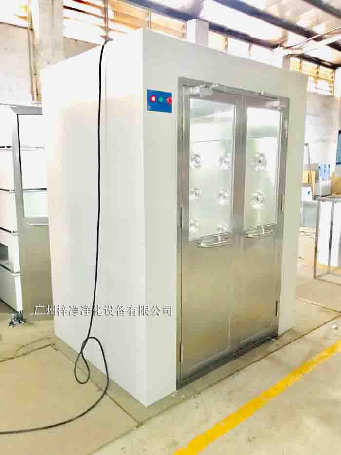 風(fēng)淋室是一種密閉的凈化設(shè)備,主要由外殼、風(fēng)淋噴嘴、風(fēng)機(jī)、空氣過濾器、控制系統(tǒng)等部分組成。 風(fēng)淋室是一種密閉的凈化設(shè)備,主要由外殼、風(fēng)淋噴嘴、風(fēng)機(jī)、空氣過濾器、控制系統(tǒng)等部分組成。