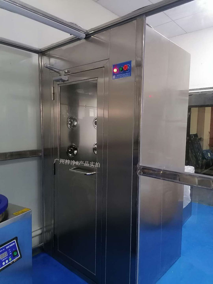 風淋室作為一種重要的潔凈室設備，其內部使用的初效過濾器和高效過濾器發揮著至關重要的作用。