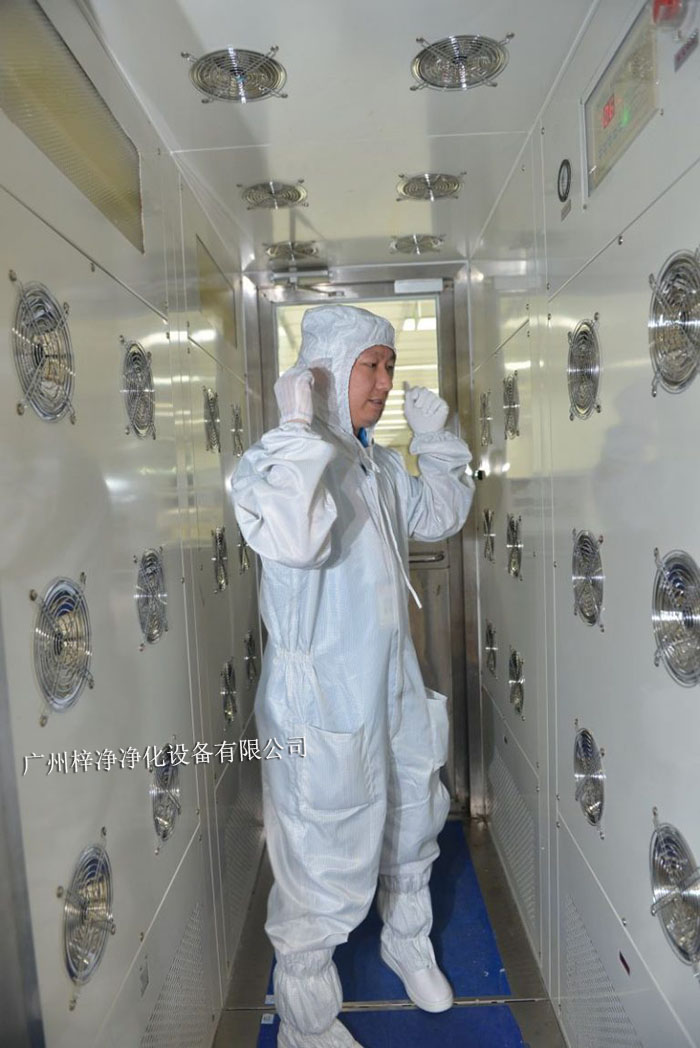 在風淋室內站立，保持身體不動，讓高速氣流從正面吹拂全身。