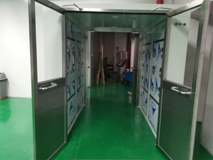 貨淋室是貨物進(jìn)出潔凈室所必須的通道，貨淋室是沒(méi)有底板