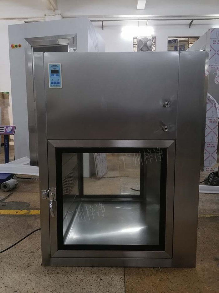 傳遞窗通常包括冷軋鋼板噴塑制作或優質不銹鋼制作、透明玻璃，紫外線殺菌燈、照明和局部高效過濾器等。