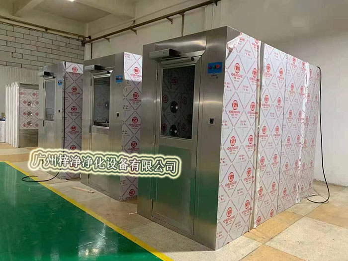 風(fēng)淋室通過(guò)高速氣流將塵埃吹離工作人員的衣物和頭發(fā)，有效降低了進(jìn)入潔凈室內(nèi)的塵埃量，從而維護(hù)了潔凈室內(nèi)的空氣質(zhì)量。