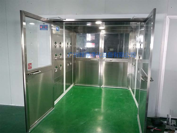 貨淋室主要用于物料表面的除塵,常用于生產(chǎn)線或倉(cāng)庫(kù)的出口處。 貨淋室主要用于物料表面的除塵,常用于生產(chǎn)線或倉(cāng)庫(kù)的出口處。