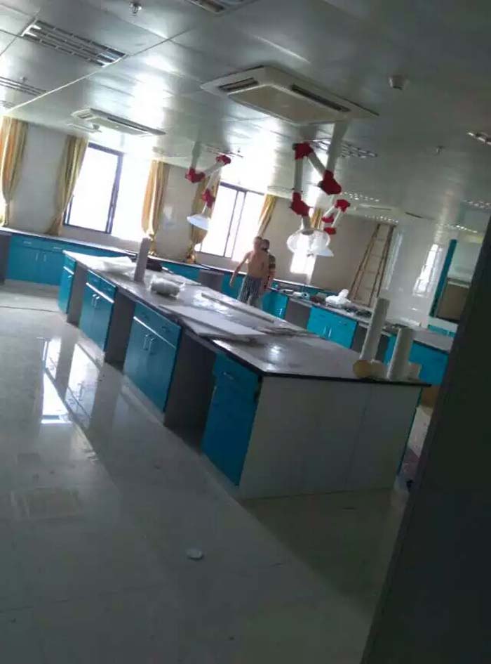 實(shí)驗(yàn)臺(tái)應(yīng)安裝在穩(wěn)固的支撐結(jié)構(gòu)上，確保實(shí)驗(yàn)臺(tái)在使用過(guò)程中的穩(wěn)定性。