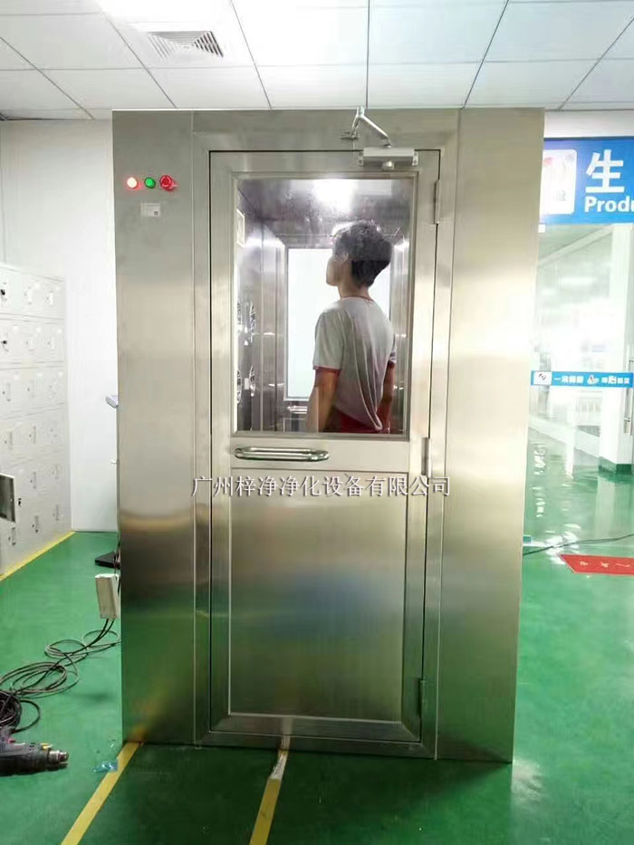 風(fēng)淋室作為凈化人員或物品的必備設(shè)備 風(fēng)淋室作為凈化人員或物品的必備設(shè)備