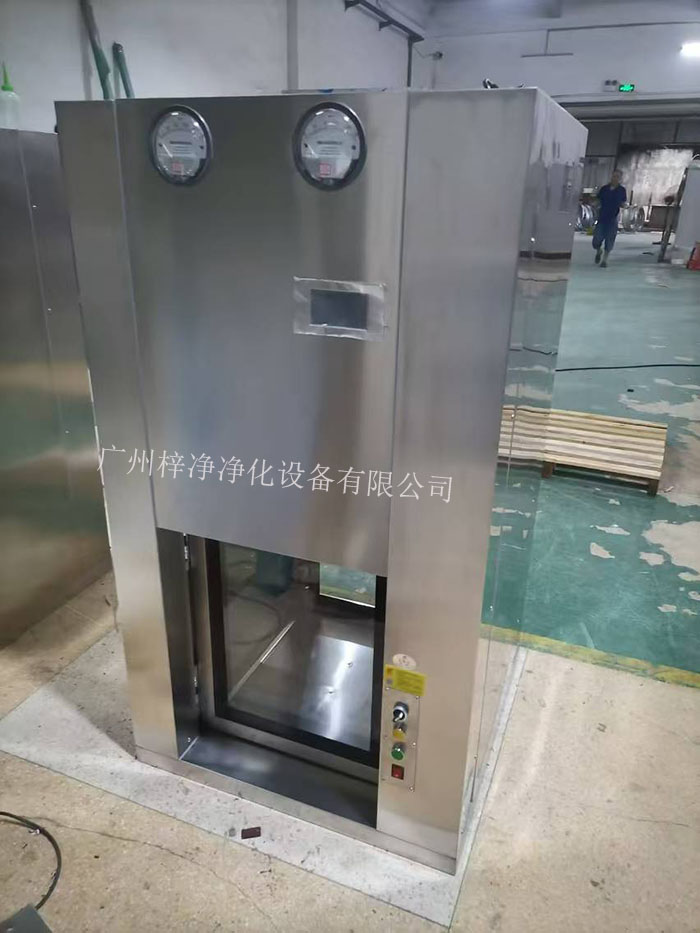 傳遞窗是一種用于潔凈室內部或潔凈室與外界之間傳遞物品的設備，可以防止外部污染進入潔凈室。