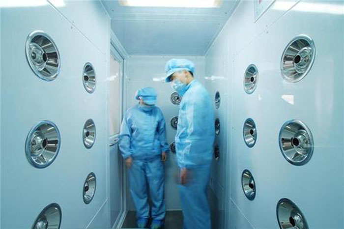 進入風淋室前，應佩戴專用鞋套和帽子，鞋套應與地面接觸面完全覆蓋，帽子則應能覆蓋頭發，防止頭發飛揚。