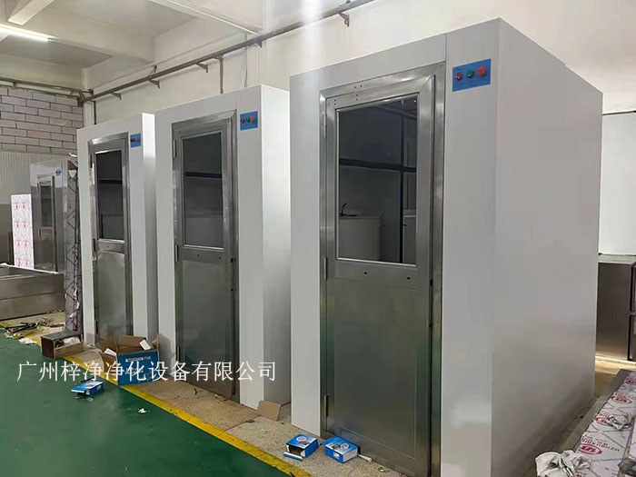 風淋室作為潔凈室的人身凈化裝置，對于維持潔凈室的潔凈度至關重要。