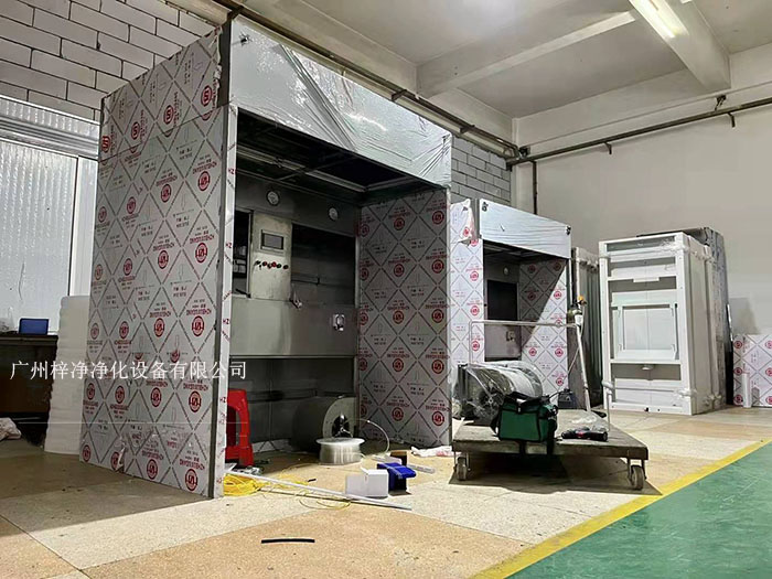 負壓稱稱量罩通過創造一個低氣壓的環境，防止生產過程中的粉塵、揮發物等有害物質逸散到外界環境中，同時確保稱量結果的準確性。