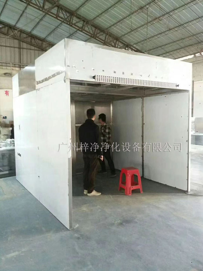 負壓稱稱量罩通過創造一個低氣壓的環境，防止生產過程中的粉塵、揮發物等有害物質逸散到外界環境中，同時確保稱量結果的準確性。