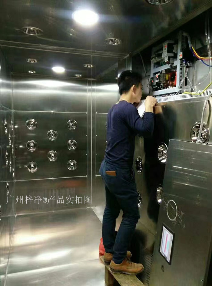 檢查風淋室控制器是否損壞，按鈕是否失靈。