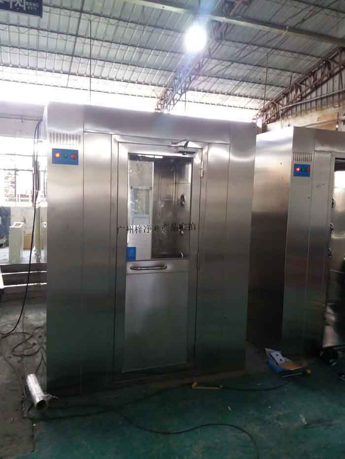 風淋室在潔凈室半導體、藥品生產、食品加工等行業中扮演著至關重要，