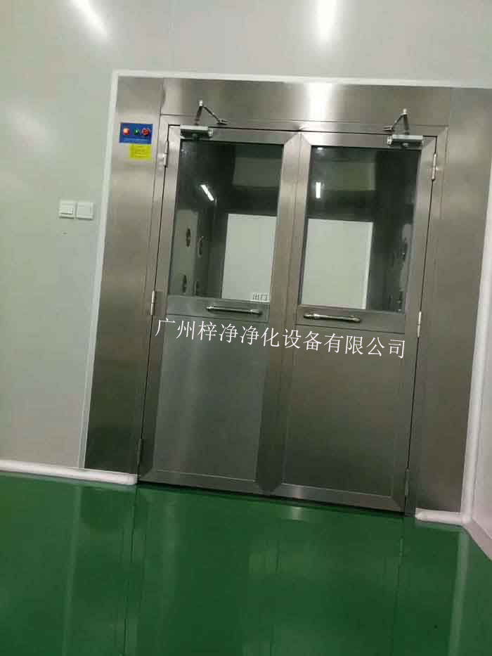 風淋室的主要功能是利用高速氣流對人體或物品進行吹淋，迅速去除其表面的塵埃和微粒，從而達到潔凈的目的。