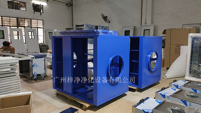 空氣過(guò)濾箱內(nèi)部結(jié)構(gòu)裝的初效空氣過(guò)濾器，高效空氣過(guò)濾器，風(fēng)機(jī)。