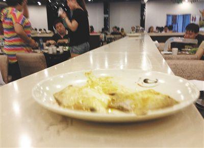 客人剩下的魚,被擺在一旁的石臺上,它們隨后被送往后廚,繞一圈后再次出現(xiàn)在餐臺。