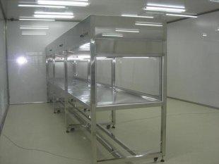 超凈工作臺(tái)是種提供局部?jī)艋膬艋O(shè)備，它的使用對(duì)改善工藝條件，提高產(chǎn)品質(zhì)量和增大成品率均有良好的效果。簡(jiǎn)單的說(shuō)就是：在特定的空間，進(jìn)行殺菌凈化的一種設(shè)備。</