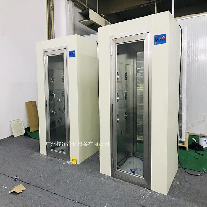 潔凈室、實驗室配套風淋室通道底座頂部的兩側安裝有殼體